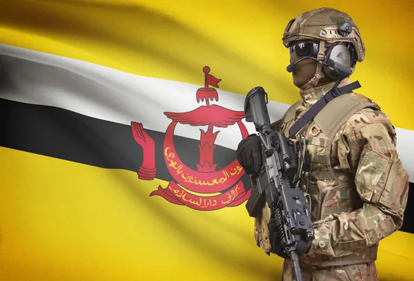 Soldier in helmet holding machine gun with flag on background series - Brunei — Stok Foto