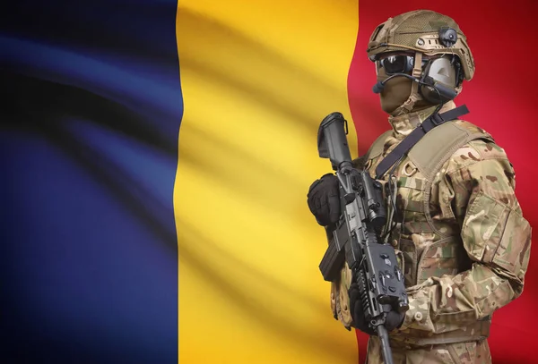 Soldaat in de helm bedrijf machinegeweer met vlag op de achtergrond serie - Tsjaad — Stockfoto