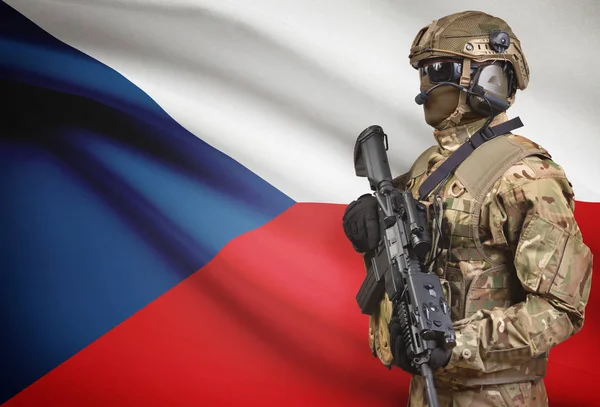 Soldier in helmet holding machine gun with flag on background series - Czech Republic — Stok Foto