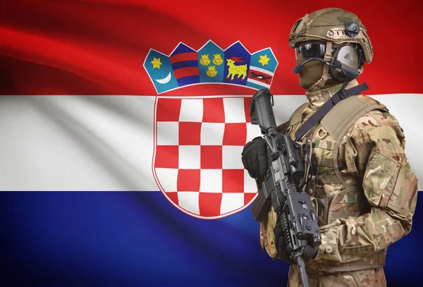 Soldato in casco detenzione machine gun con bandiera sulla serie della priorità bassa - Croazia — Foto Stock