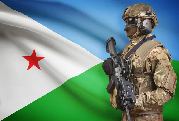 Soldat en casque tenant mitrailleuse avec indicateur sur la série de fond - Djibouti — Photo