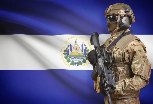 士兵在头盔持机枪与国旗背景系列-萨尔瓦多 — 图库照片