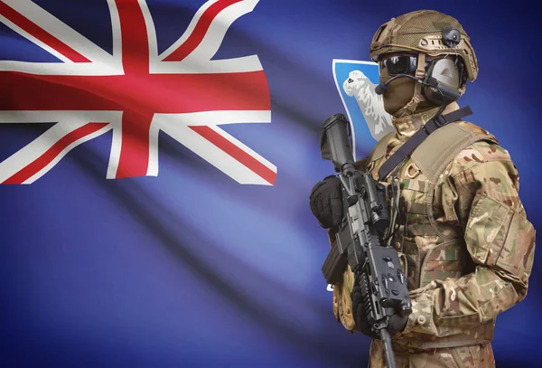 Soldat im Helm holding Maschinengewehr mit Flagge auf Hintergrund-Serie - Falkland-Inseln — Stockfoto