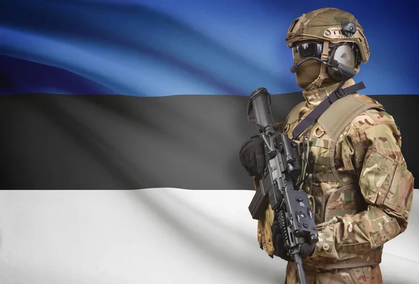 Soldier in helmet holding machine gun with flag on background series - Estonia — Stok Foto