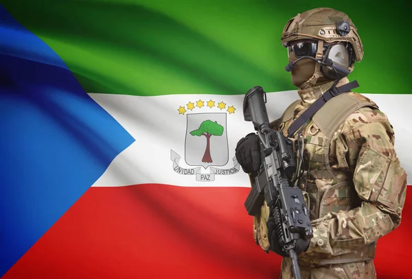 Soldat en casque tenant mitrailleuse avec indicateur sur la série de fond - Guinée équatoriale — Photo