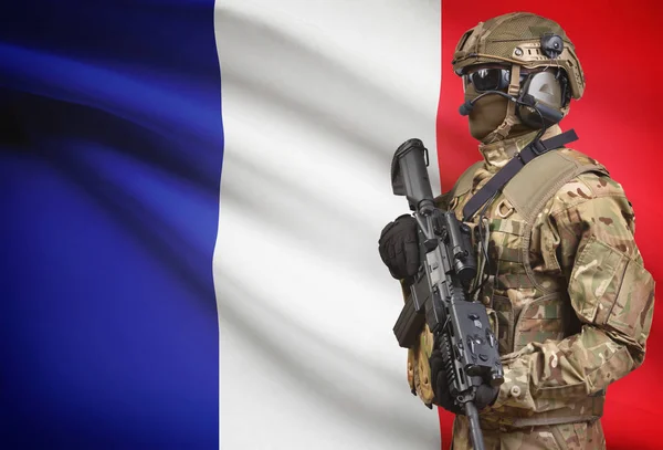 Στρατιώτης στο κράνος, κρατώντας πολυβόλο με σημαία στο φόντο σειρά - Γαλλία — Φωτογραφία Αρχείου