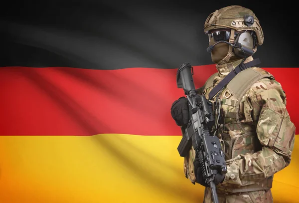 在头盔持机枪与国旗背景系列-德国士兵 — 图库照片