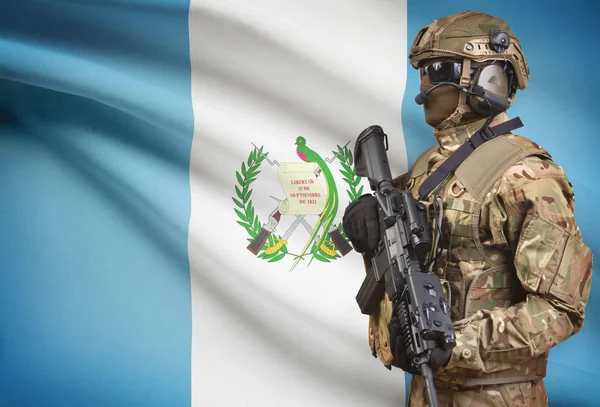 Soldat en casque tenant mitrailleuse avec indicateur sur la série de fond - Guatemala — Photo