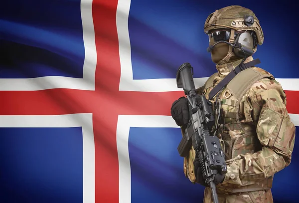 Żołnierz w kask trzyma karabin maszynowy z flagi na tle serii - Islandia — Zdjęcie stockowe