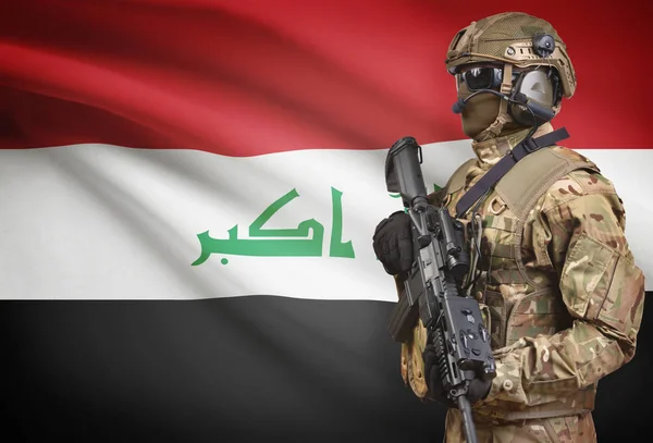 Soldier in helmet holding machine gun with flag on background series - Iraq — Stock Photo, Image