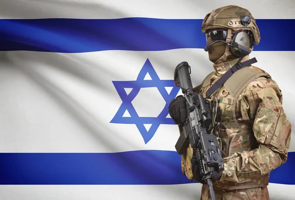 Soldaat in de helm bedrijf machinegeweer met vlag op de achtergrond serie - Israël — Stockfoto