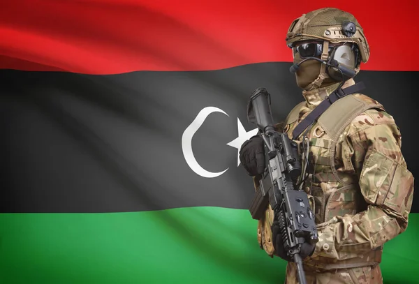 Voják v helmě drží kulomet s vlajkou na pozadí série - Libye — Stock fotografie