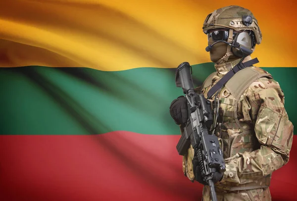 Soldier in helmet holding machine gun with flag on background series - Lithuania — Stok Foto
