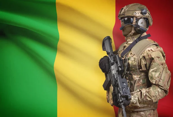 Katona gazdaság géppuska zászló a háttérben sorozat - Mali sisak — Stock Fotó