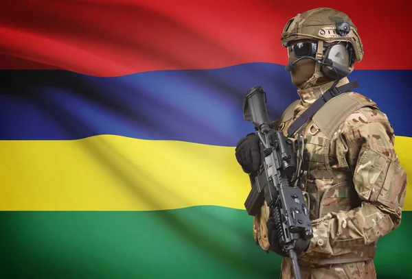 Soldaat in de helm bedrijf machinegeweer met vlag op de achtergrond serie - Mauritius — Stockfoto