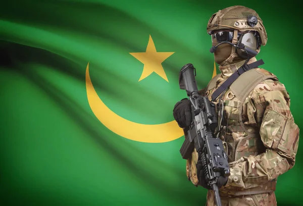 Soldato in casco detenzione machine gun con bandiera sulla serie della priorità bassa - Mauritania — Foto Stock