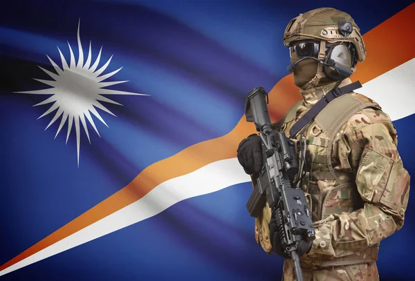 Soldat im Helm holding Maschinengewehr mit Flagge auf Hintergrund-Serie - Marshall-Inseln — Stockfoto