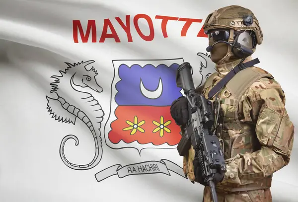 Soldat en casque tenant mitrailleuse avec indicateur sur la série de fond - Mayotte — Photo