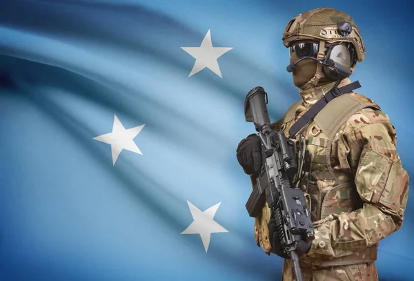 Soldat i hjälm holding kulspruta med flagga på bakgrunden-serien - Mikronesien — Stockfoto