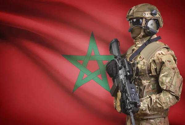 Soldier in helmet holding machine gun with flag on background series - Morocco — Stok Foto