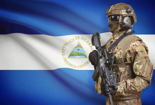 Soldat en casque tenant mitrailleuse avec indicateur sur la série de fond - Nicaragua — Photo