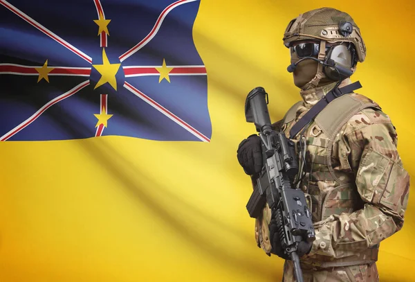 Soldier in helmet holding machine gun with flag on background series - Niue — Stok Foto