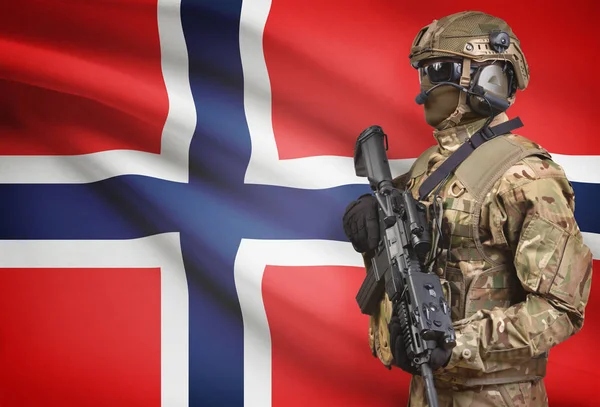 Soldier in helmet holding machine gun with flag on background series - Norway — Stock Photo, Image