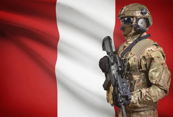 Солдат в шоломі, проведення кулемет з прапором на тлі серії - Перу — стокове фото