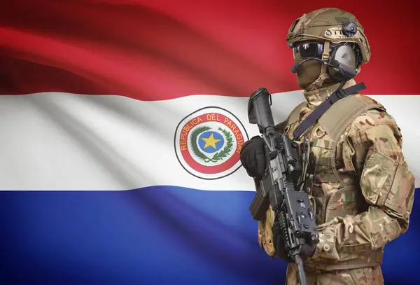 Soldado en casco con ametralladora con la bandera en la serie del fondo - Paraguay — Foto de Stock