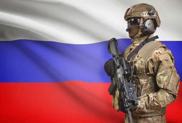 Soldaat in de helm bedrijf machinegeweer met vlag op de achtergrond serie - Rusland — Stockfoto
