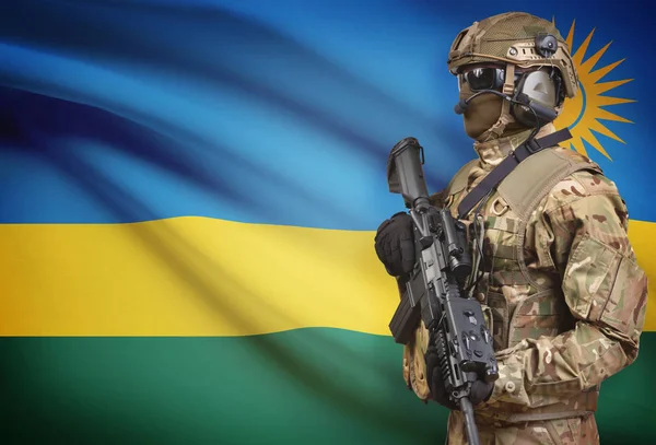 Soldado en casco con ametralladora con bandera en serie de fondo - Rwanda — Foto de Stock