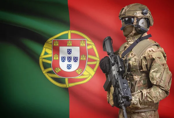 Soldat i hjälm holding kulspruta med flagga på bakgrunden-serien - Portugal — Stockfoto