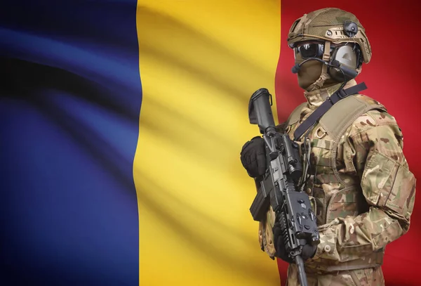 Soldaat in de helm bedrijf machinegeweer met vlag op de achtergrond serie - Roemenië — Stockfoto