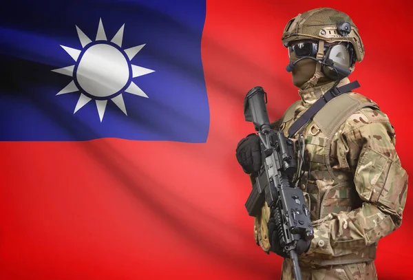 Soldato in casco detenzione machine gun con bandiera sulla serie della priorità bassa - Taiwan — Foto Stock