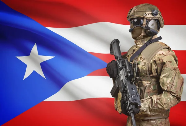 Soldado de capacete segurando uma metralhadora com bandeira na série de fundo - Porto Rico — Fotografia de Stock