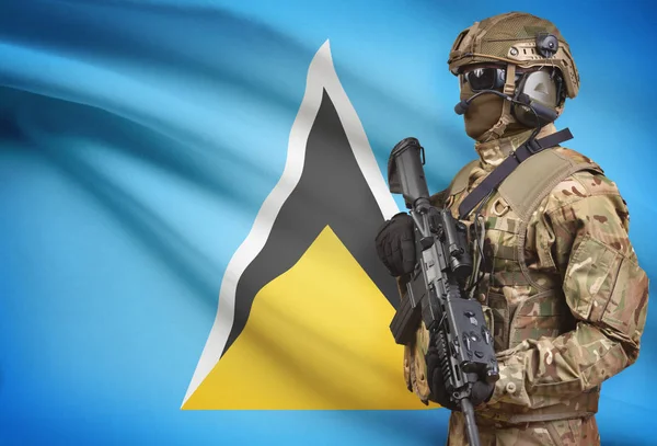 Soldaat in de helm bedrijf machinegeweer met vlag op de achtergrond serie - Saint Lucia — Stockfoto