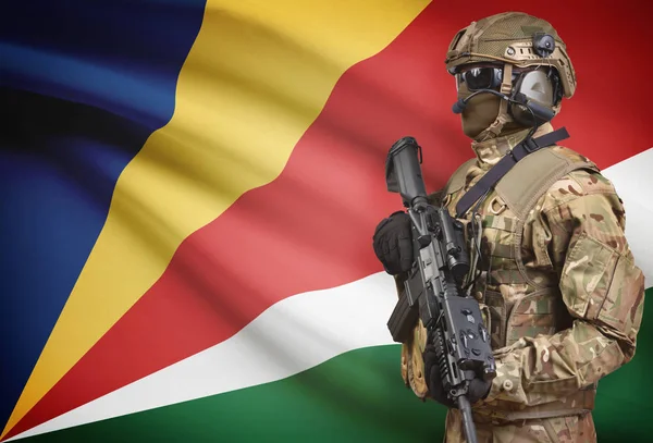 Soldaat in de helm bedrijf machinegeweer met vlag op de achtergrond serie - Seychellen — Stockfoto