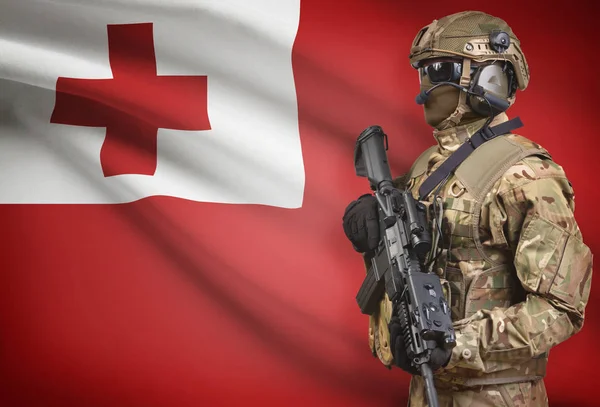 Soldado de capacete segurando uma metralhadora com bandeira na série de fundo - Tonga — Fotografia de Stock