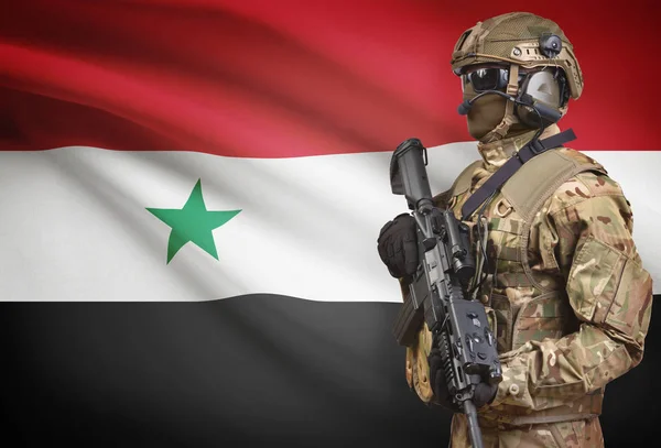 Soldier in helmet holding machine gun with flag on background series - Syria — Stock Photo, Image