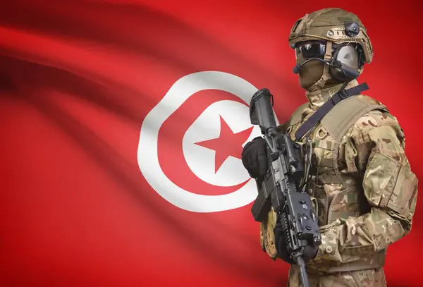 Soldato in casco detenzione machine gun con bandiera sulla serie della priorità bassa - Tunisia — Foto Stock