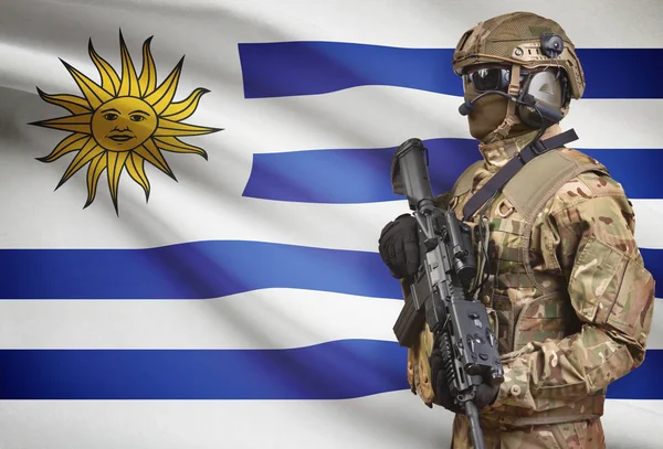 Soldat en casque tenant mitrailleuse avec indicateur sur la série de fond - Uruguay — Photo