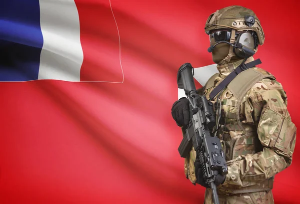 Soldat im Helm holding Maschinengewehr mit Flagge auf Hintergrund-Serie - Wallis und Futuna — Stockfoto