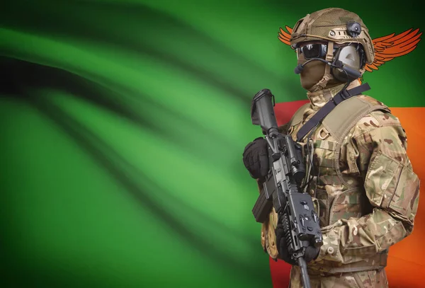 배경 시리즈-잠비아에 플래그와 함께 기관총을 들고 헬멧에 군인 — 스톡 사진