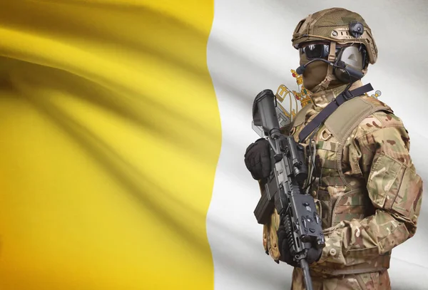 Soldier in helmet holding machine gun with flag on background series - Vatican City State — Stok Foto