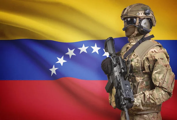 Soldier in helmet holding machine gun with flag on background series - Venezuela — Stock Photo, Image