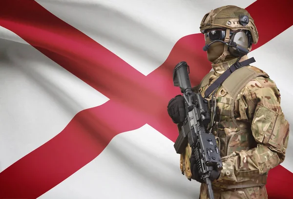 Soldier in helmet holding machine gun with USA state flag on background series - Alabama — Stok Foto