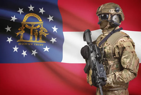 Soldier in helmet holding machine gun with USA state flag on background series - Georgia — Stock Photo, Image