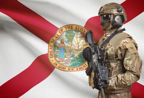 Soldado en casco con ametralladora con la bandera de estado de Estados Unidos en la serie de fondo - Florida —  Fotos de Stock