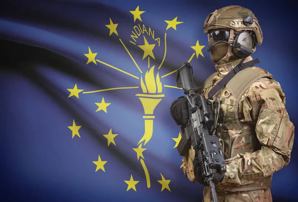 Soldado en casco con ametralladora con la bandera de estado de Estados Unidos en la serie de fondo - Indiana — Foto de Stock