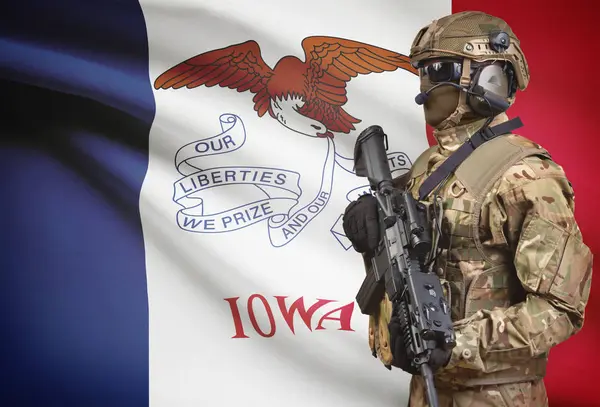 Soldado en casco con ametralladora con la bandera de estado de Estados Unidos en la serie de fondo - Iowa — Foto de Stock